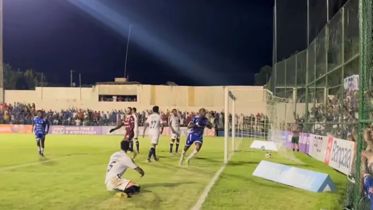 Gustavo Vintecinco comemora o primeiro gol da partida