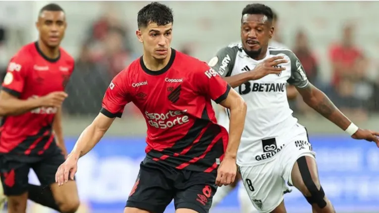 Vitor Bueno em campo nos tempos de Furacão