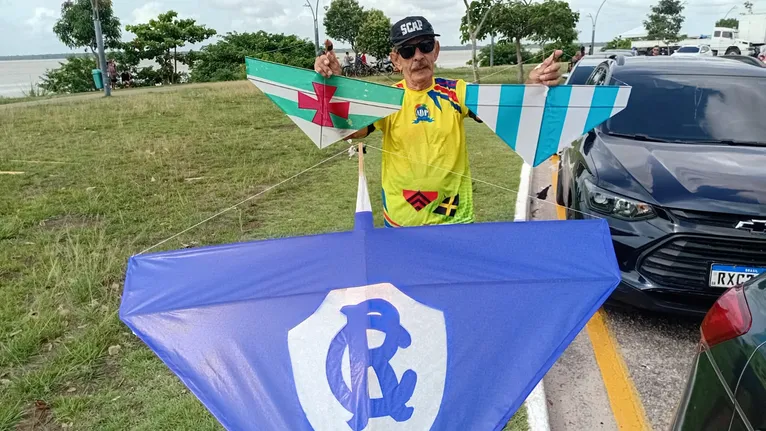 A ideia é dar laço e vence quem mais "cortar" a linha dos adversários.