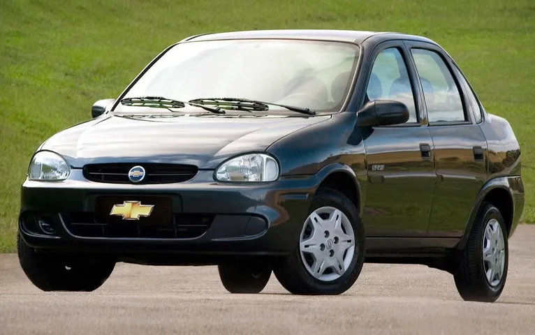 Disponível em versões hatch e sedan (foto).