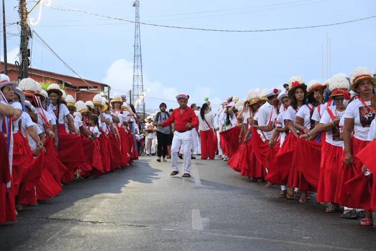 A procissão saiu da Capela de São Benedito e seguiu até a Igreja de Nossa Senhora de Nazaré, na orla da cidade, reunindo marujos, marujas, capitães, capitoas, fiéis e visitantes.