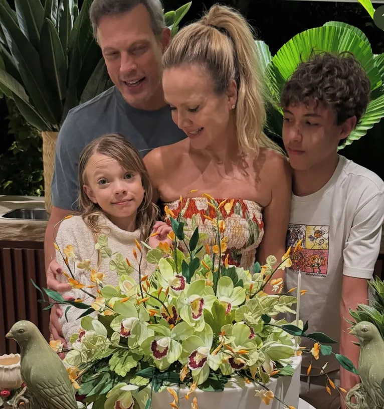 Aos 53 anos, Eliana esbanja boa forma ao posar de biquíni na natureza