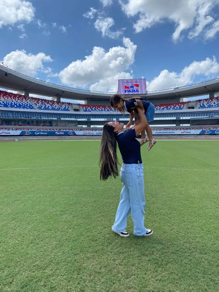 Jéssica repassa o amor pelo estádio e pelo Leão Azul para suas filhas.