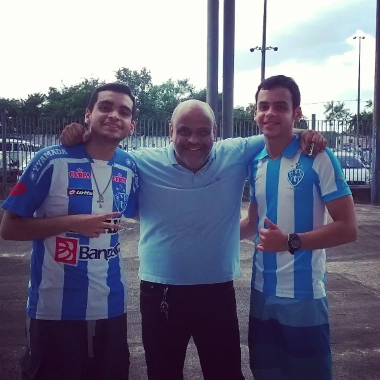 Benedito Quirino e seus filhos bicolores Caio Quirino e Lucas Quirino no estádio Mangueirão.