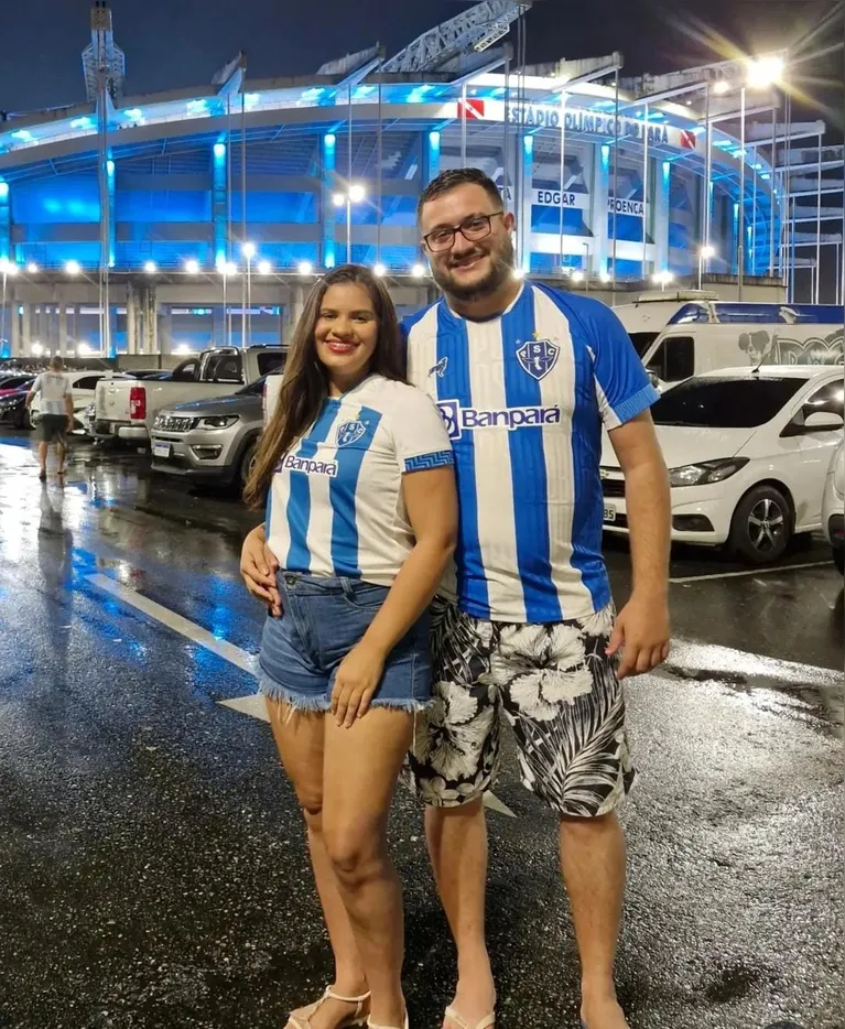 O casal Lucas e Talita no local onde se conheceram.