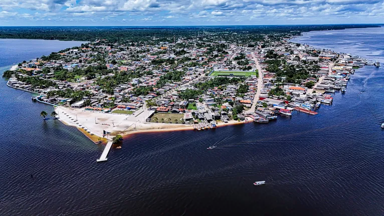 A cidade está localizada na região do Marajó, rica em recursos naturais, com atrações como praias, igarapés e florestas, sendo uma importante área turística
