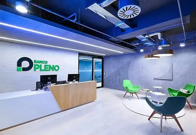 Banco Central liquida o Banco Pleno devido a problemas financeiros e investigações de fraudes