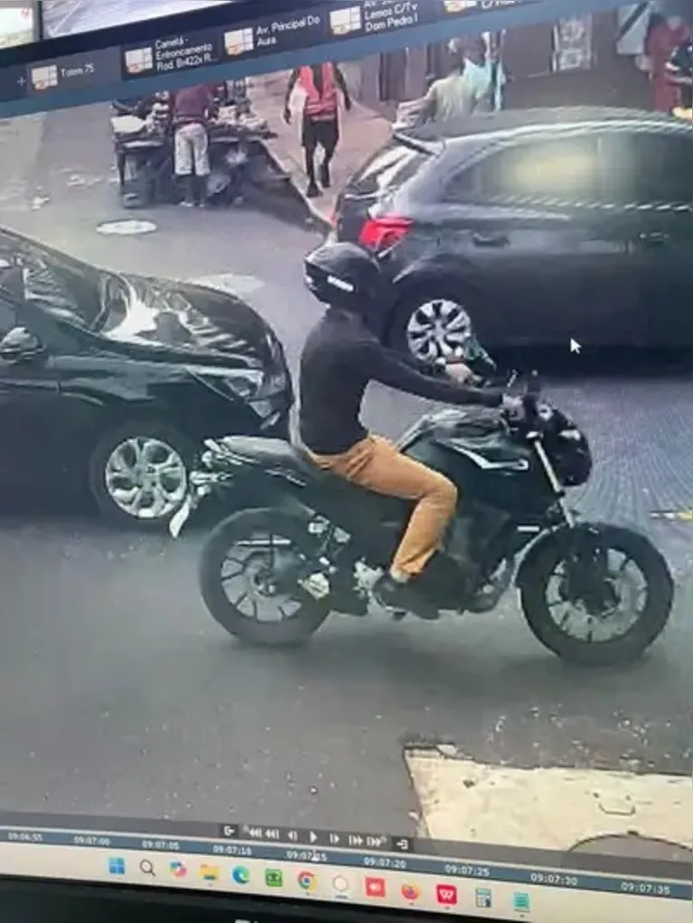 Registro do CIOp mostra o suspeito conduzindo a motocicleta instantes após o furto