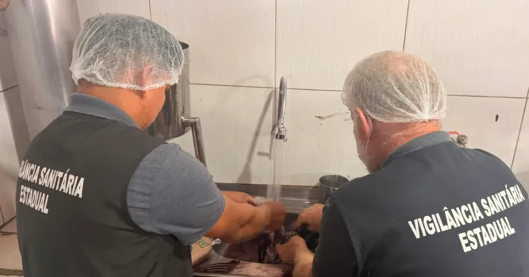 Equipes da Vigilância Sanitária participaram da operação em Ananindeua, vistoriando estabelecimentos e verificando o cumprimento das normas sanitárias no processamento do açaí.
