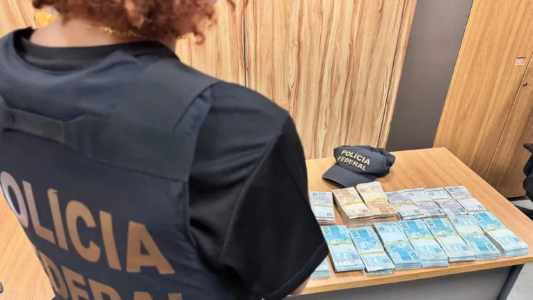Dinheiro em reais e dólares apreendido pela Polícia Federal durante a segunda fase da Operação SIN TAX.