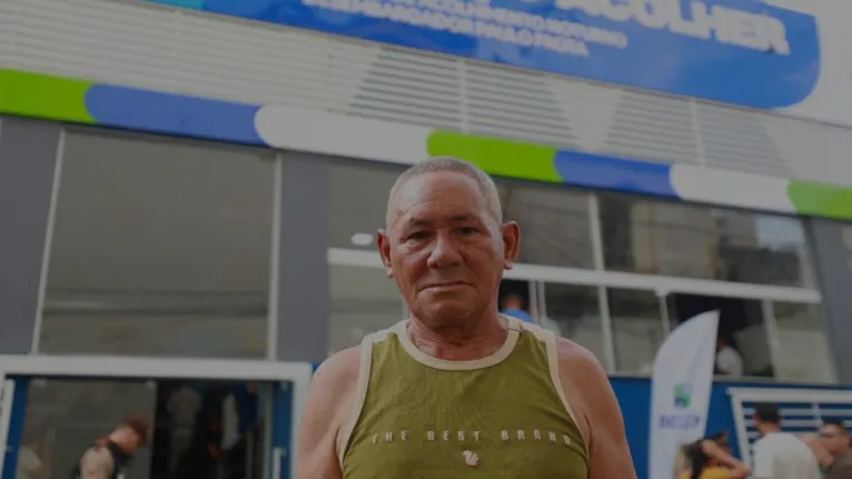 João Garcia Rodrigues, 68 anos, usuário do Espaço Acolher em Belém, celebra a oportunidade de ter um local seguro para dormir, se alimentar e recomeçar.