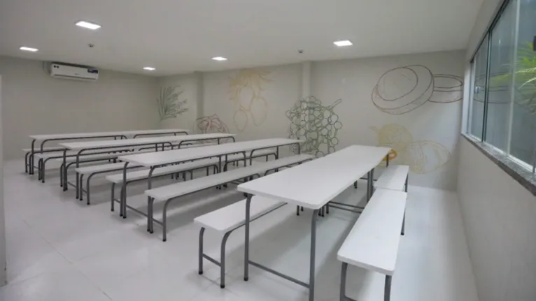 Refeitório do Espaço Acolher, em Belém, garante refeições noturnas e café da manhã em ambiente seguro,.