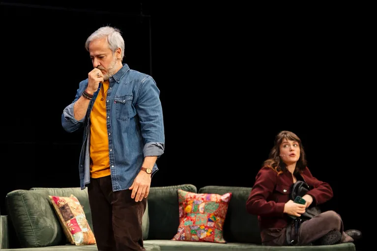 No Brasil, JOB ganhou montagem própria e rapidamente se destacou no circuito teatral, reafirmando sua força narrativa e atualidade.