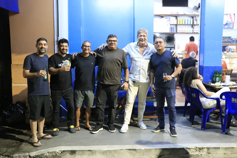 Ricardo (de blusa preta e bermuda) sempre se reúne com os amigos na A Bijou.