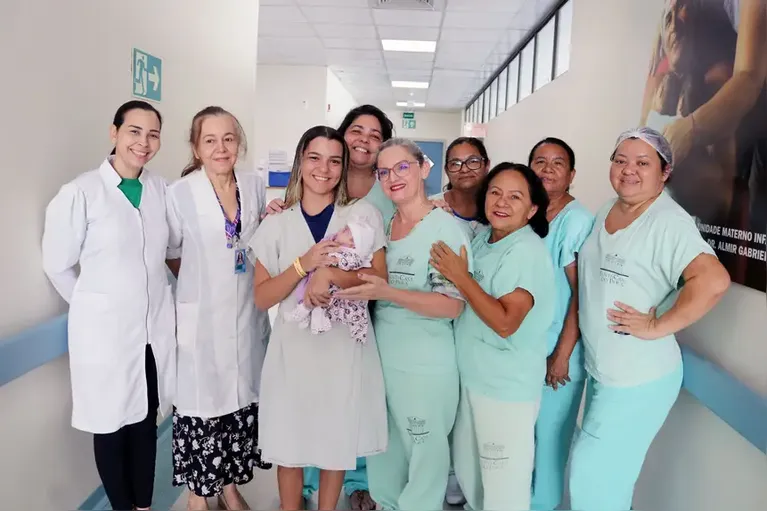 Equipe multiprofissional da Unidade Canguru comemora a alta