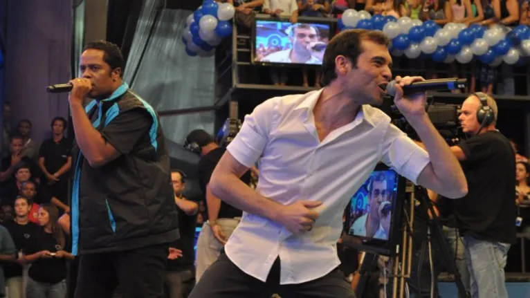 Lino Krizz (de preto) e Robson Moura deram voz a um dos grandes da TV.