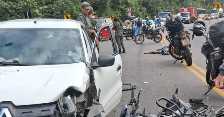 Após colisão com o carro, o motociclista ficou estirado no asfalto da Rodovia Arthur Bernardes.