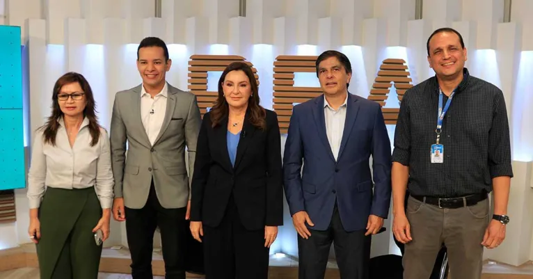 A secretária de Comunicação do Estado, Vera Oliveira; o apresentador Agenor Santos; a governadora Hana Ghassan; o presidente do Grupo RBA, Camilo Centeno; e o diretor de Jornalismo, Álvaro Borges, durante encontro no Grupo RBA.