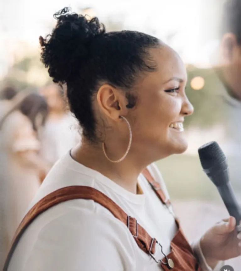 A vítima que morreu foi identificada como Carolina Beatriz. Ela era cantora gospel.