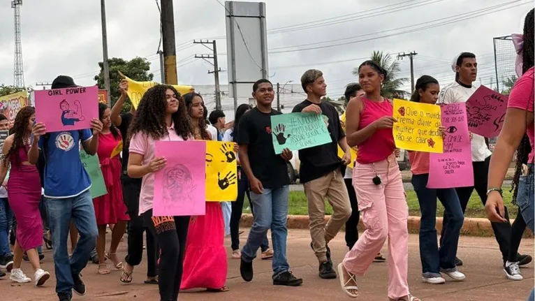 As ruas do núcleo Morada Nova foram palco de uma forte mobilização em defesa dos direitos femininos nesta sexta-feira (6).