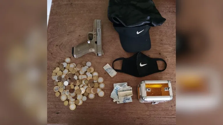 Além da condução do indivíduo, a polícia apreendeu objetos que estavam em sua posse