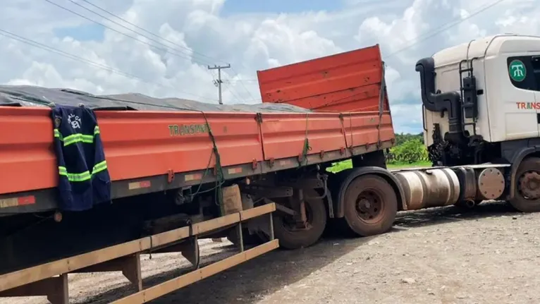 Comboio de caminhões carregados com minério é interceptado por falta de pagamento de impostos em Marabá.