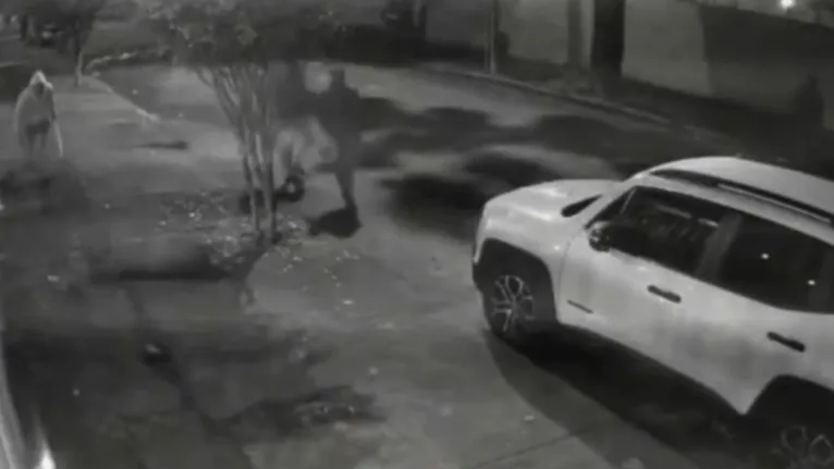 Policiais civis da 37ª DP conduziram os suspeitos após identificação por câmeras de segurança.