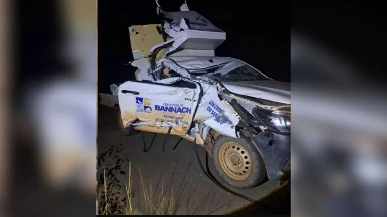 Destroços da ambulância de Bannach após colisão frontal contra traseira de caminhão na rodovia PA-279.