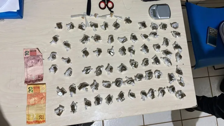 Já no período da noite, por volta das 18h, a PM efetuou uma nova prisão na Rua da Mangueira, no bairro Beira Rio.