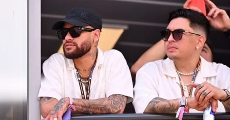 Neymar e Gil Cebola costumam aparecer lado a lado em eventos sociais, festas e compromissos públicos, reforçando a relação próxima que mantêm há anos dentro e fora do futebol.