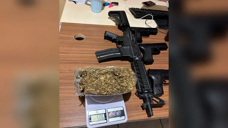 Arsenal do crime: Além do fuzil e dos simulacros, os policiais encontraram meio quilo de maconha escondido com o material roubado.