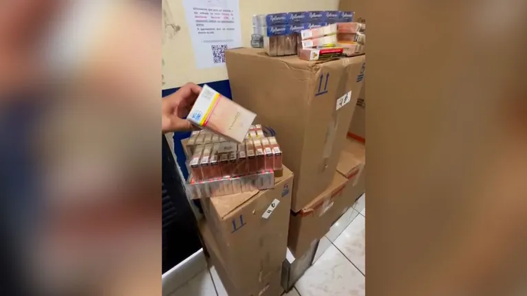 Parte da carga de cigarros recuperada e o fuzil apreendido durante a incursão policial no Setor Planalto II.