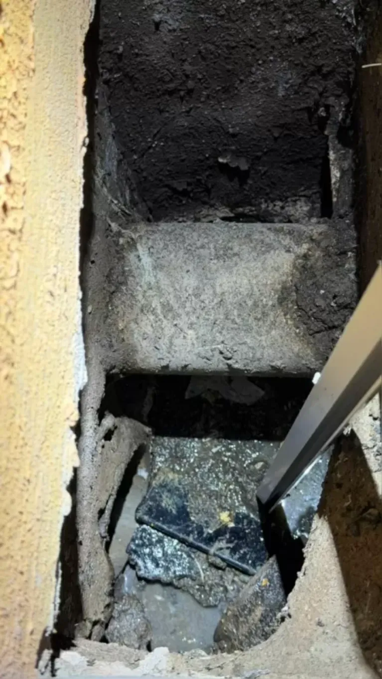 Caixa de esgoto onde o celular da corretora Daiane Alves Souza foi descartado pelo síndico após o crime.