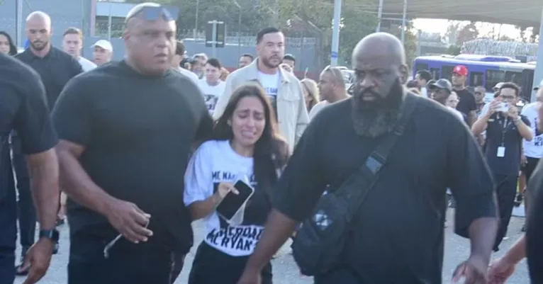 A esposa de MC Ryan SP, Giovana Roque, deixou o Centro de Detenção Provisória de Belém em prantos.