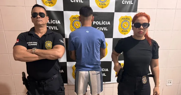 Gustavo sendo apresentado pelos policiais