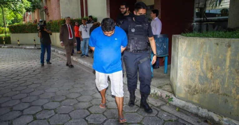 O motorista à época do acidente sendo apresentado