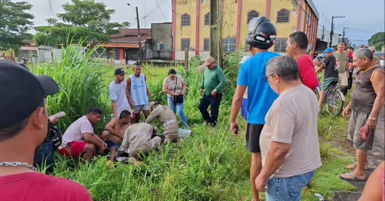 Vítimas são atendidas após o acidente