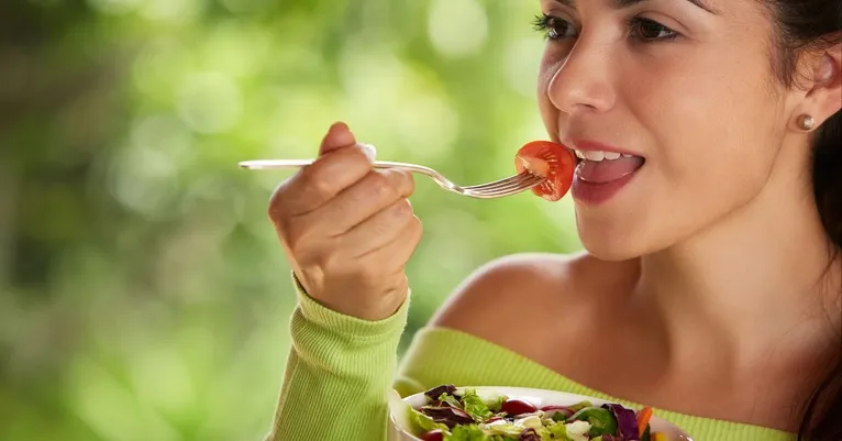 Medicamentos podem auxiliar no processo, mas acompanhamento profissional e boa alimentação fazem a diferença