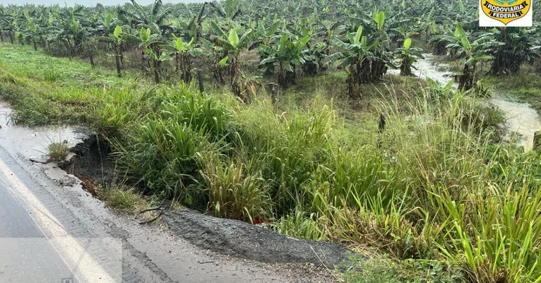 A Polícia Rodoviária Federal (PRF) alertou para o risco de rompimento da pista no KM 293 da BR-155, na divisa entre os municípios de Marabá e Eldorado do Carajás, no sudeste do Pará.