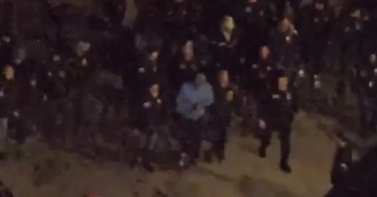 No desembarque, Maduro aparecia cercado por dezenas de agentes federais do FBI, e da DEA, a agência de combate às drogas do país norte-americano. Vestindo moletom e usando capuz, ele parecia ter algemas nos pés e nas mãos.