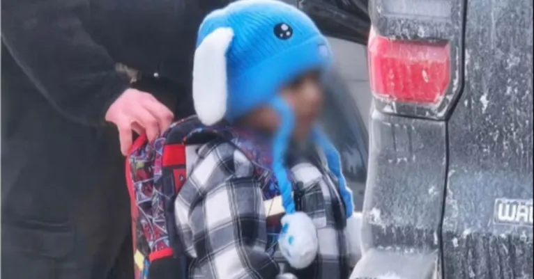 O pequeno Liam Conejo, de apenas 5 anos, sendo detido pelo ICE