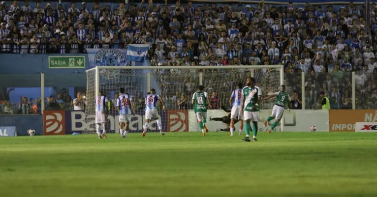 Tuna no primeiro gol da partida em cobrança de pênalti de Paulo Rangel