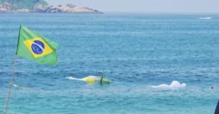 Asa-delta no mar de São Conrado após a queda