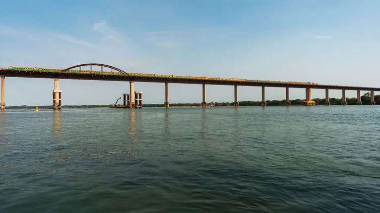 Cotidiano e paisagem se fundem nas janelas do trem que transportou mais de 420 mil pessoas no último ano entre Pará e Maranhão.