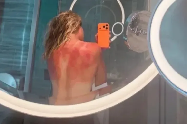 Sob sol forte, tenista mexicana enfrenta dificuldades físicas durante a derrota para Iva Jovic na Austrália.