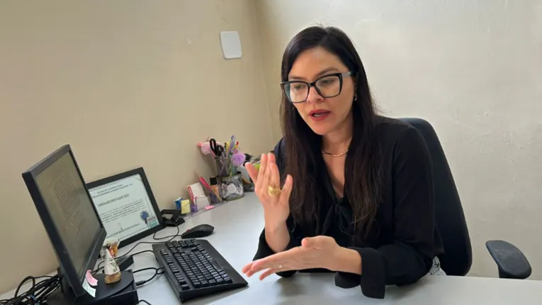 Delegada Danielle Ambrósio, diretora da Deaca Santa Casa, destaca desafios na investigação de crimes sexuais contra crianças, especialmente em casos denunciados anos após o ocorrido.