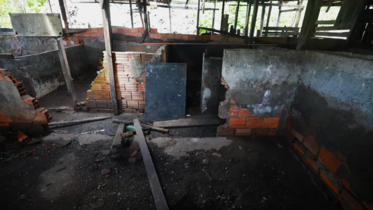 Estrutura irregular usada para criação de porcos ocupava o leito do canal do Mata Fome e dificultava o fluxo da água em Belém.