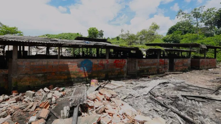 Chiqueiro contruído de forma irregular no canal do Mata Fome agravava alagamentos no Tapanã, em Belém.