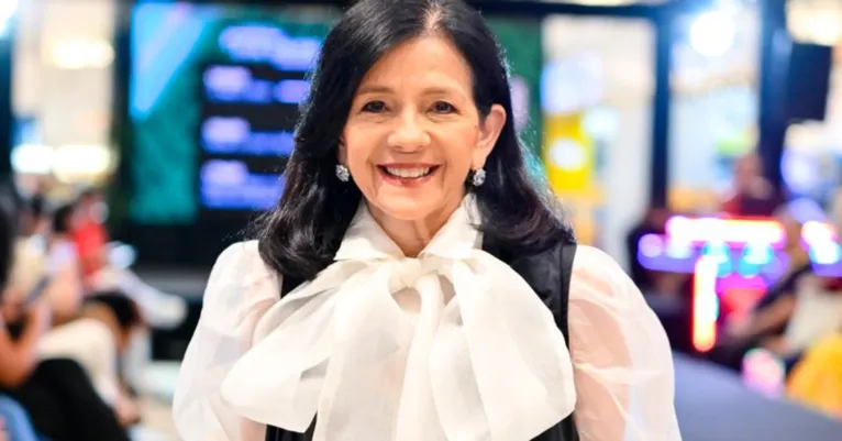 Consultora de moda e professora, Felícia destaca a moda circular como alternativa sustentável diante dos impactos da indústria têxtil.