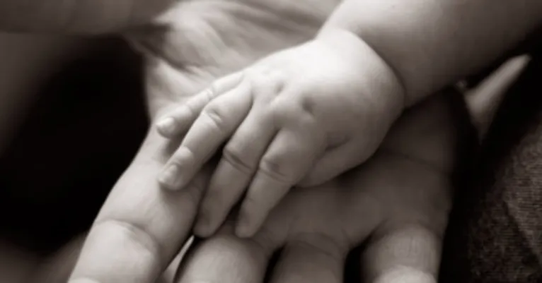 Mãe relata que o selinho é uma forma natural de carinho dentro da família, com foco no respeito aos limites dos filhos.